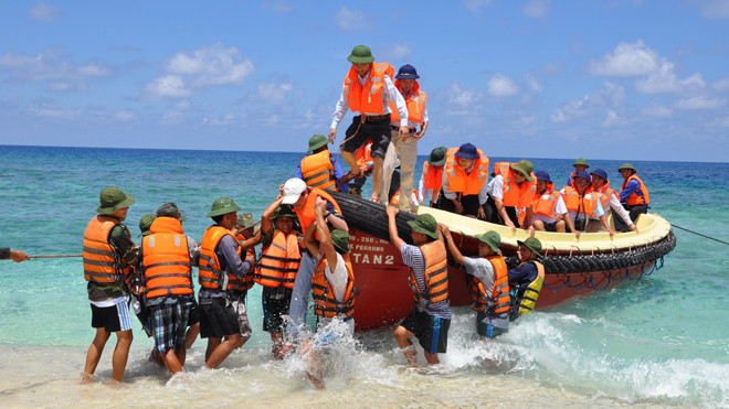 Đưa đại biểu lên đảo