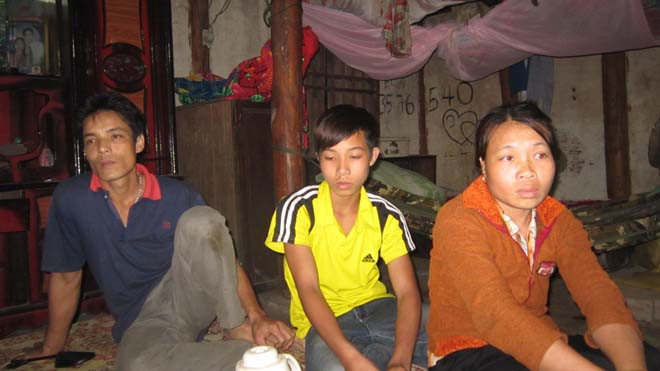 Thảo cùng với bố mẹ kể chuyện bỏ trốn khỏi hầm đào vàng. Ảnh: Hoàng Lam