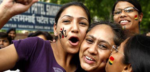 Một số người ủng hộ quyền của người đồng tính ăn mừng phán quyết của tòa. Nguồn ảnh: AP