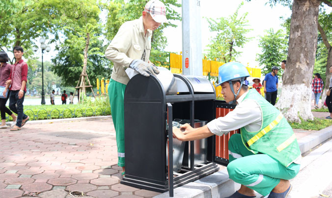 Các thùng rác được lắp thêm ở khu vực các tuyến phố đi bộ quanh Hồ Gươm.