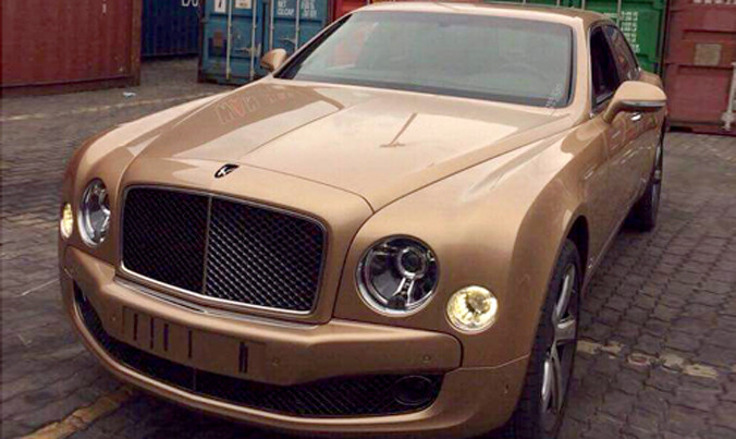 Xe siêu sang Bentley màu độc về Việt Nam