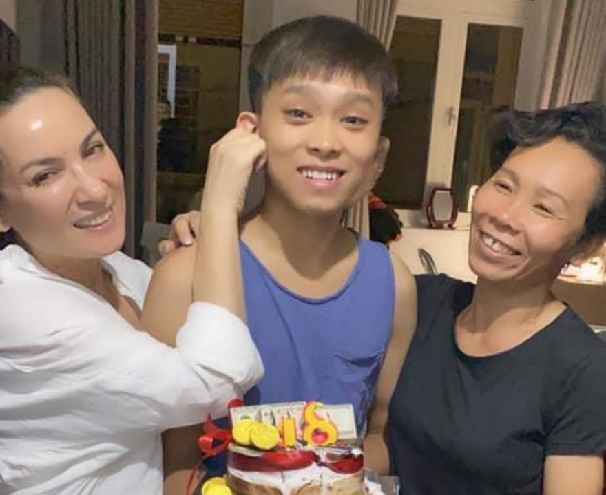 Hồ Văn Cường cùng mẹ nuôi Phi Nhung và mẹ ruột của mình. 