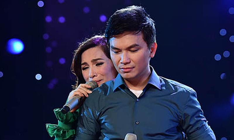 Mạnh Quỳnh mắt đỏ hoe, khóc trong đêm mưa nhớ Phi Nhung