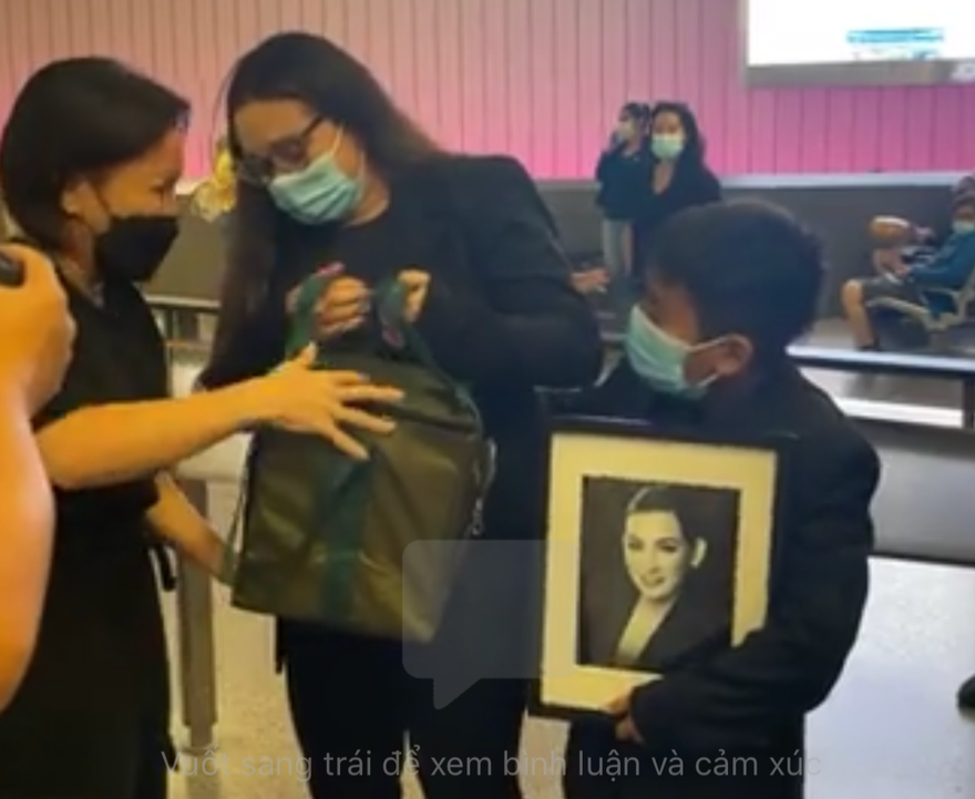 Wendy Phạm nhận tro cốt của mẹ từ Việt Hương. 