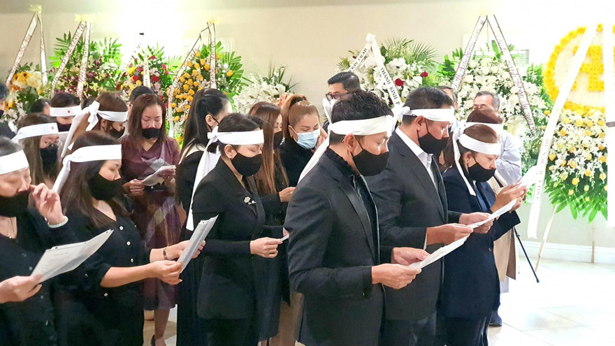 Việt Hương trong lễ tang của mẹ nuôi. 