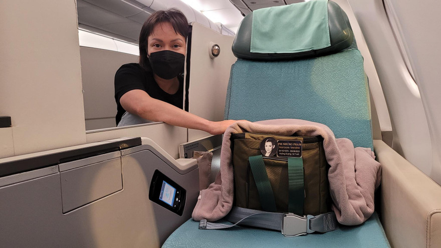 Hình ảnh Việt Hương trên chuyến bay đưa tro cốt Phi Nhung về Mỹ khiến nhiều người rơi nước mắt. 