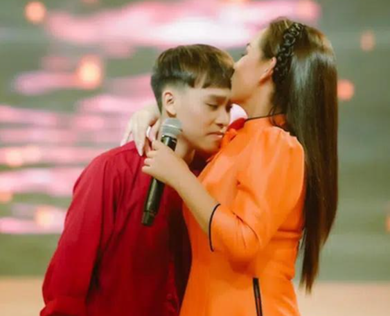 Showbiz 11/10: Vì sao phía Phi Nhung không tiết lộ cát xê 5 năm đi hát của Hồ Văn Cường?