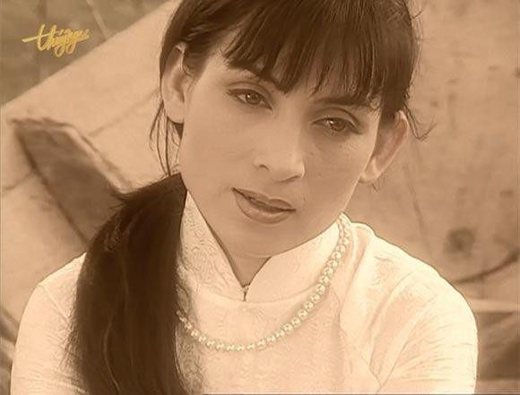 Việt Hương đưa tro cốt Phi Nhung về Mỹ 