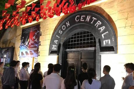 Tour du lịch đêm tại nhà tù Hỏa Lò được du khách quan tâm