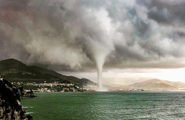 Hình ảnh vòi rồng xuất hiện ở Ý ngày 20/11 (Ảnh: Hotel Cetus / Bav Media)