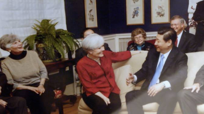 Ông Tập Cận Bình trở lại thăm những người bạn cũ ở Iowa năm 2012. (Ảnh: CNA)