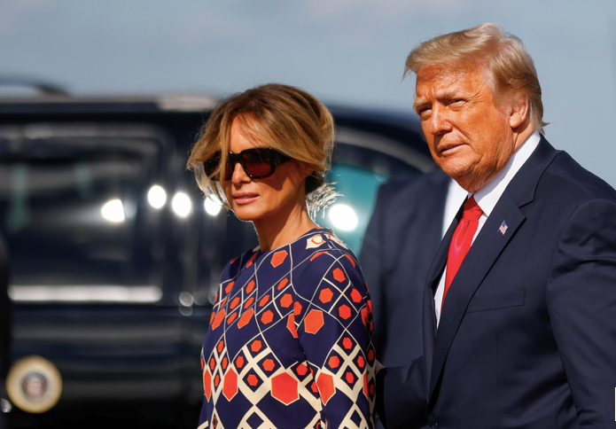 Ông Trump và phu nhân rời Nhà Trắng ngày 20/1. (Ảnh: Reuters)