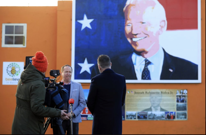 Ông Joe Blewitt, em họ của ông Joe Biden, trả lời báo chí ở Ireland ngày 20/1. (Ảnh: AP)