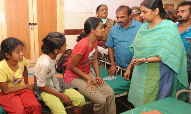 Nhà chức trách thăm hỏi các nạn nhân được cứu sống trong vụ cháy rừng. Ảnh: TOI