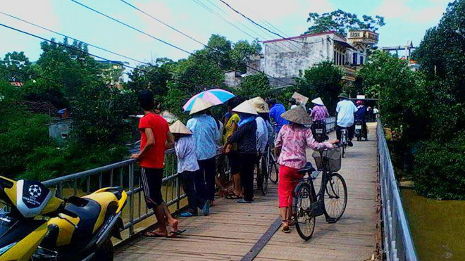 Rất đông người dân theo dõi việc tìm kiếm thi thể nạn nhân.