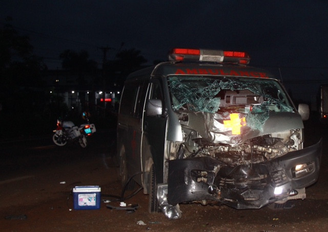 Xe cấp cứu vỡ nát phần đầu sau cú tông mạnh.