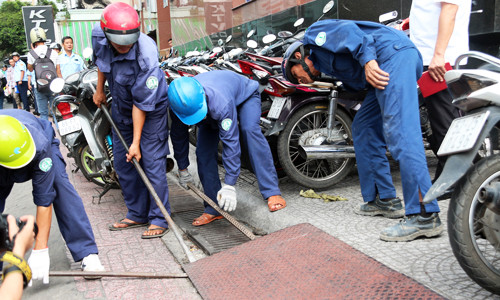 Thảnh ủy TP HCM yêu cầu các cơ quan chức năng tổ chức kẻ vạch sơn, lắp biển báo đồng bộ ở các khu vực vỉa hè cấm kinh doanh, để xe để có căn cứ xử lý. Ảnh: H.C.