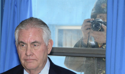 Lính Triều Tiên chụp ảnh ngoại trưởng Mỹ. Ảnh: Yonhap.