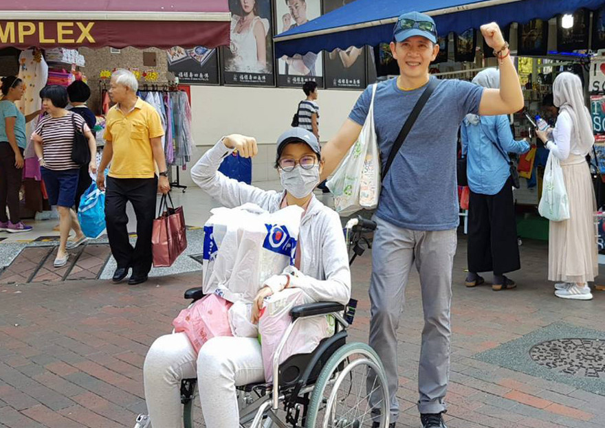 Đạo diễn Đỗ Đức Thành và con gái Hải An tiếp tục hành trình tìm sự sống sau khi Hải An tái phát căn bệnh ung thư máu.