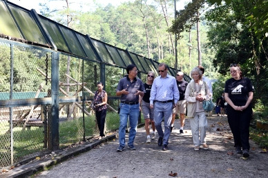 Diễn viên- hiệp sỹ bảo vệ động vật người Anh Virginia McKenna & Đại sứ Anh thăm Trung tâm Cứu hộ Gấu Việt Nam