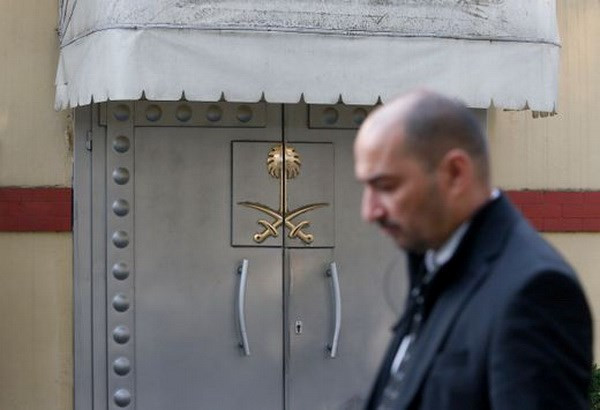 Nhân viên an ninh đứng gác bên ngoài Lãnh sự quán Saudi Arabia ở Istanbul. (Nguồn: AP)