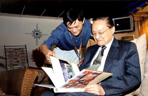 Jack Ma (trái) và tiểu thuyết gia Kim Dung.