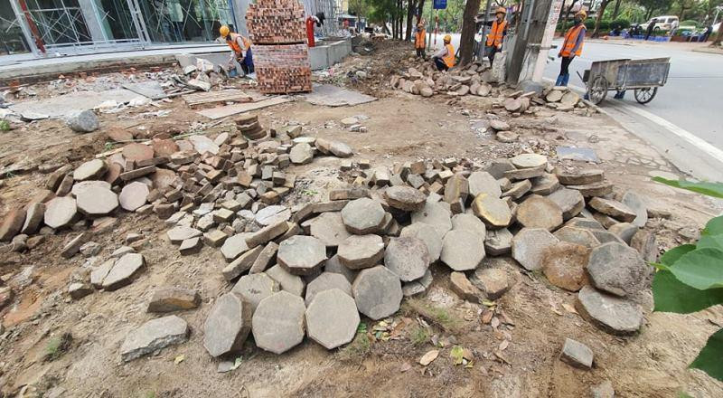 Cận cảnh các tuyến phố lát đá phá vỡ kết cấu vỉa hè Hà Nội