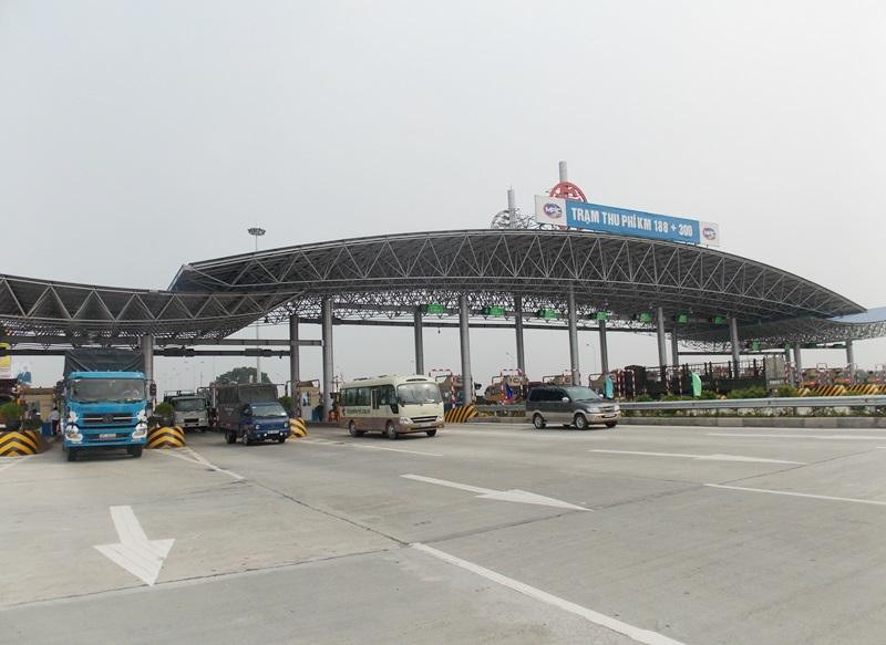 Do ùn tắc kéo dài, cao tốc Pháp Vân - Cầu Giẽ đã phải xả trạm.