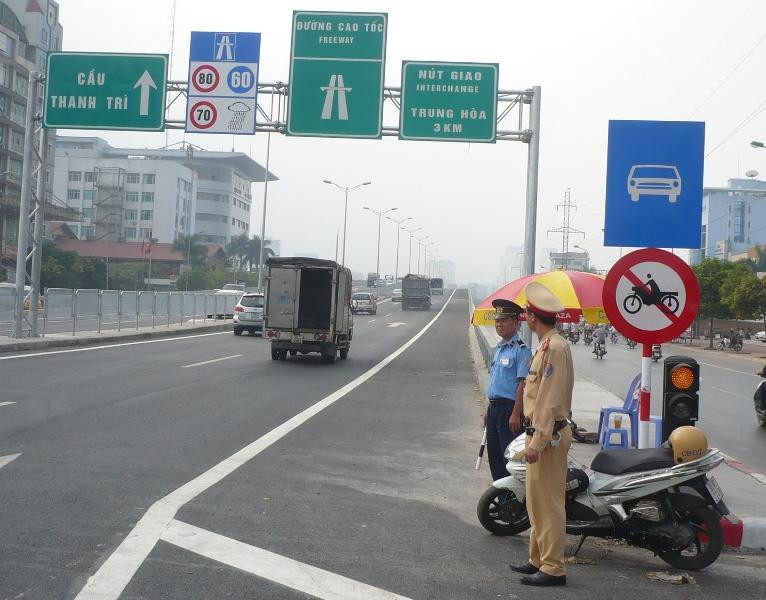 Đường dẫn lên Vành đai 3 trên cao tại nút giao Trung Hòa