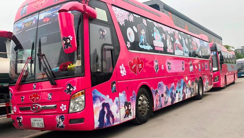 Xe khách trùm kín biển quảng cáo đỗ ở bãi xe lậu