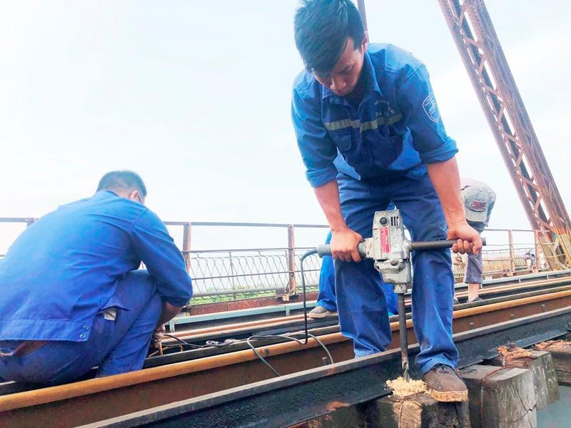Bong ốc vít, xô lệch tà vẹt đường sắt chạy qua cầu Long Biên, Thăng Long