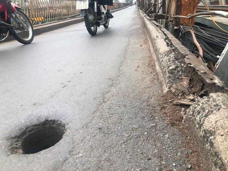 Mặt cầu Long Biên thủng lỗ chỗ được sửa chữa thế nào? 