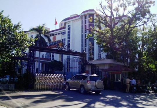 Chiếc ô tô do ông Lê Văn Tuấn xưng là "nhà báo" tông vào cổng UBND tỉnh Thanh Hóa