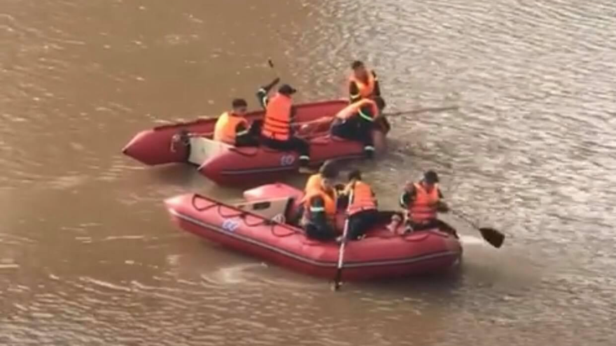 Lực luượng chức năng huy động phương tiện, nhân lực tìm kiếm thi thể nạn nhân. Ảnh: TL
