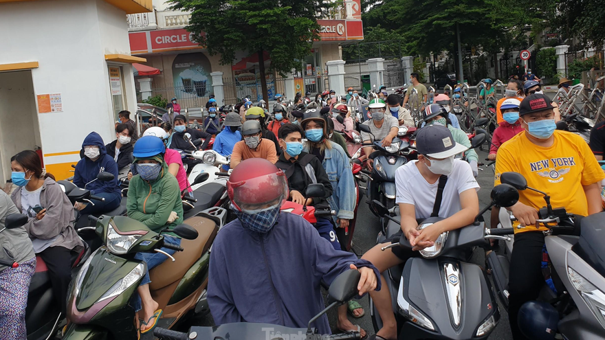 Sáng 14/7, rất đông người dân trong khu vực đến siêu thị Emart trên đường Phan Văn Trị, quận Gò Vấp, TPHCM đợi vào mua hàng.