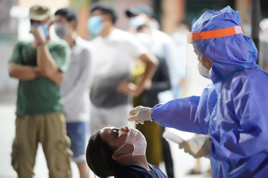 Phát hiện ca chưa rõ nguồn lây, bệnh viện lớn nhất Bắc Trung Bộ lấy 3.500 mẫu xét nghiệm