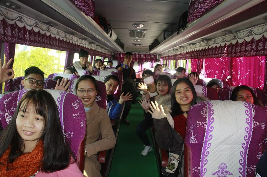 Sinh viên vui vẻ lên xe về quê đón năm mới. Ảnh: Thanh Trần.