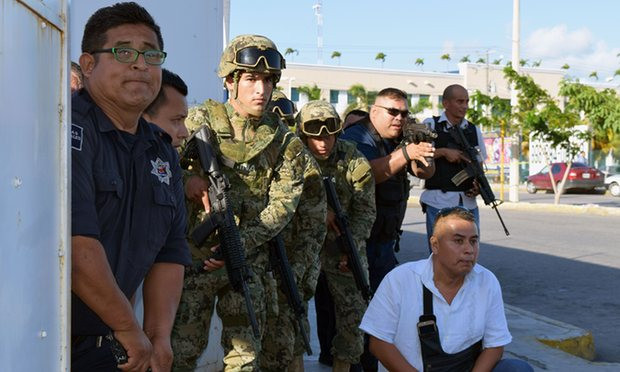 Cảnh sát bao vây hiện trường trong cuộc đấu súng. Ảnh: AFP 