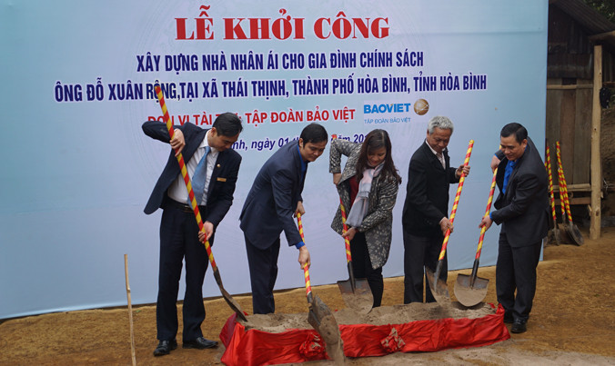 Khởi công xây dựng nhà nhân ái cho gia đình ông Đỗ Xuân Dậu, người có công với cách mạng tại xóm Trụ, xã Thái Thịnh, TP Hòa Bình.