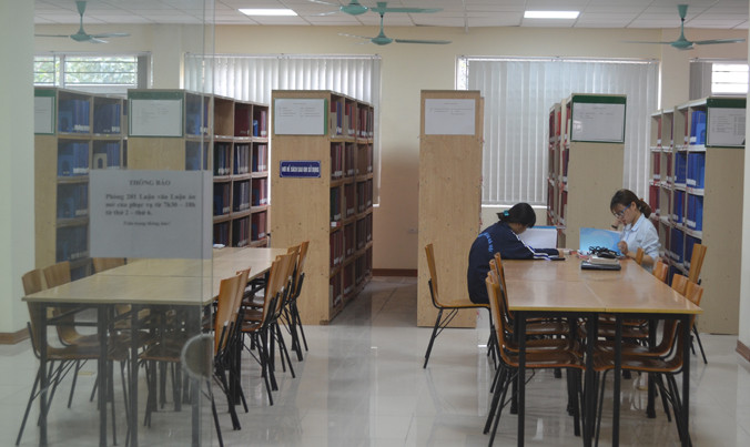 Lác đác sinh viên đến thư viện học.