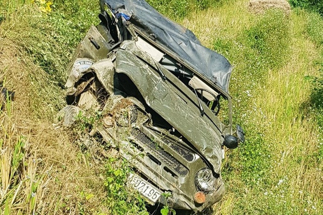 Ôtô UAZ biến dạng nằm dưới vực sâu. Ảnh: Công an cung cấp.