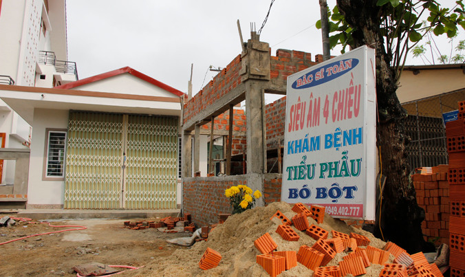 Phòng khám của BS Trần Cảnh Toàn (khóm 7, thị trấn Hồ Xá, huyện Vĩnh Linh), nơi bệnh nhân Nguyễn Thị Thu Hà đến chữa bệnh ngày 13/3/2017. Ảnh: H.T.