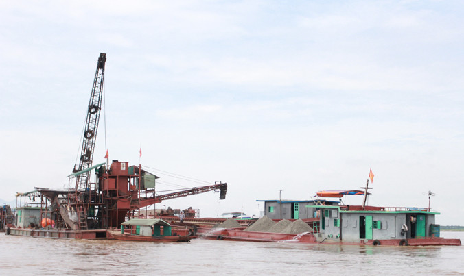 Một dự án khai thác cát dưới danh nghĩa nạo vét luồng. Ảnh: Minh Đức