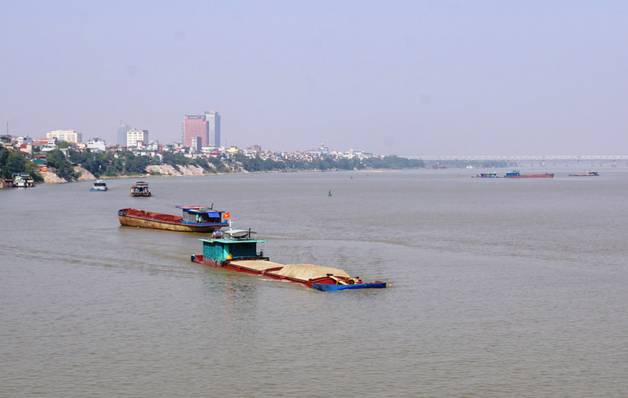 Với tốc độ xây dựng nhanh chóng tại Hà Nội, lượng cát tiêu thụ mang lại nguồn lợi cho nhà đầu tư nạo vét và tận thu cát.