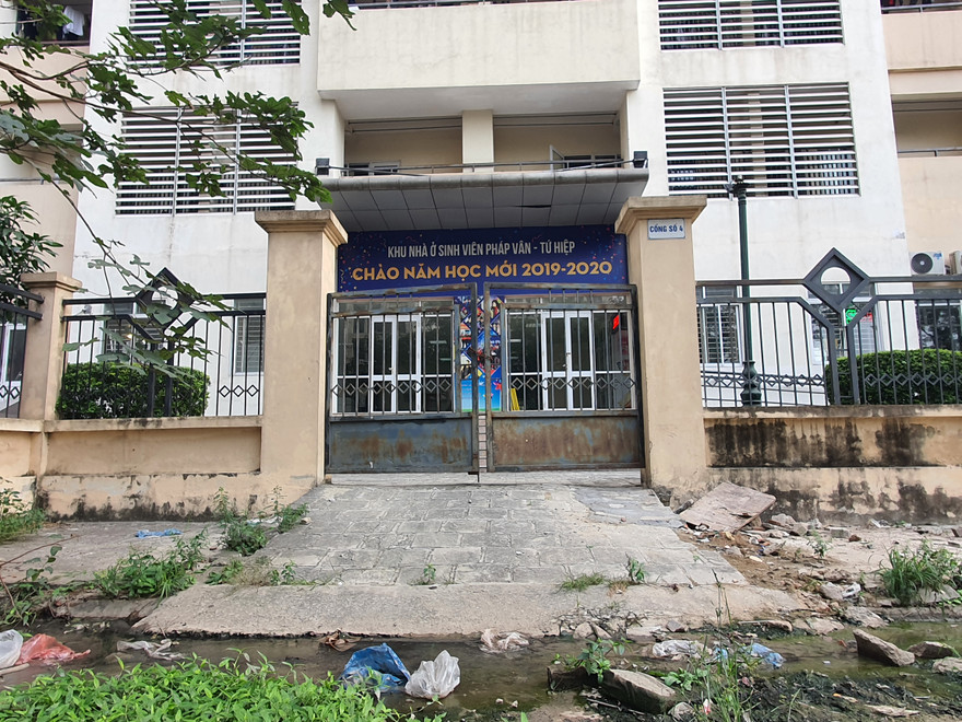 Vì nhiều lý do, sinh viên đến với Khu ký túc xá Pháp Vân - Tứ Hiệp vẫn rất thưa thớt. Nhiều khối nhà đang được chuyển đổi phục vụ mục tiêu mới.