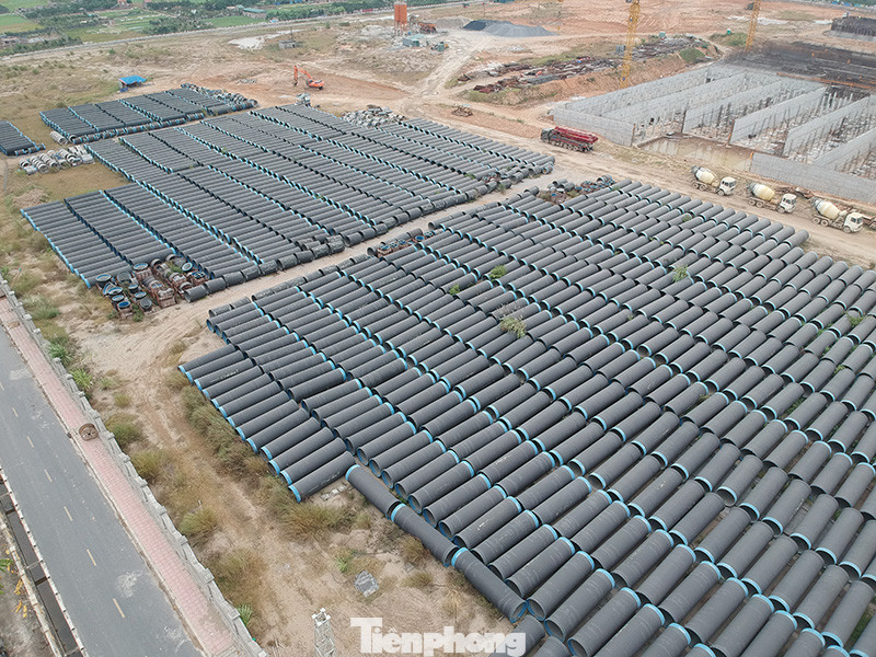 Hàng trăm ống nước gang dẻo nằm phơi nắng mưa vì chậm tiến độ.