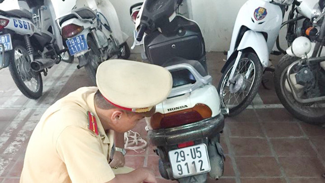 Thiếu úy Đức đang kiểm tra chiếc xe gian do đối tượng bỏ lại.