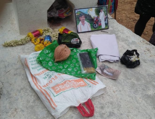 Những thứ đồ tang lễ ông Malappa mua để tự chuẩn bị cho đám tang của mình. (Ảnh: BBC)