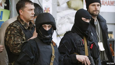 Miền đông Ukraine hết sức căng thẳng sau khi chính quyền ở Kiev tái khởi động hoạt động quân sự nhằm vào người biểu tình.