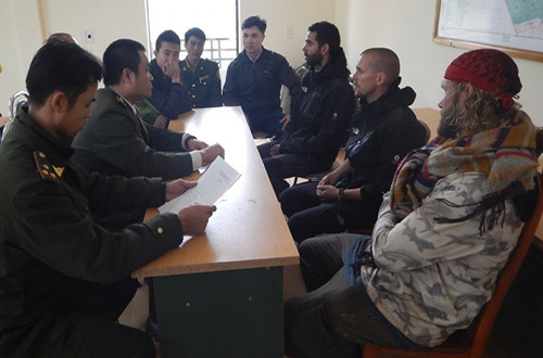 Nhà chức trách xử phạt hành chính, đồng thời hướng dẫn điểm tham quan thích hợp cho các vị khách. Ảnh: VQG Phong Nha.